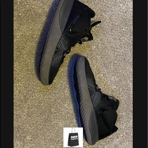 Kyrie Flytrap “Black Gun-smoke”